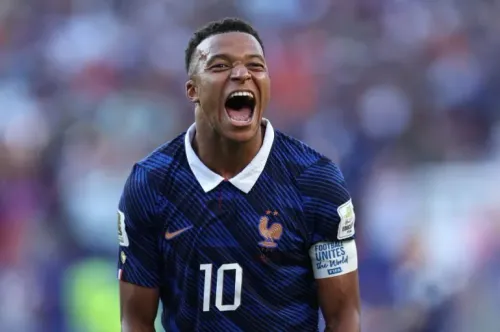 ديزيريه دووي قائد منتخب فرنسا يحتفل بحماس خلال مباراة كأس العالم، مع تركيز على الأداء والتكتيكات الدفاعية للباراغواي.