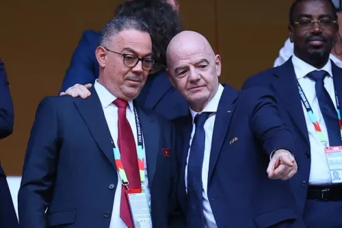 رئيس FIFA جياني إنفانتينو يلتقط صورة مع مسؤول مغربي خلال حدث رياضي، وسط أجواء مناقشات حول مستقبل قيادته في كرة القدم العالمية.