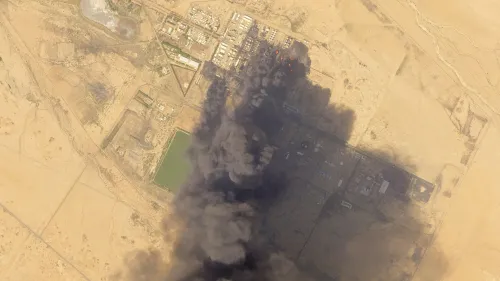 دخان أسود كثيف يتصاعد فوق مصفاة النفط في الجيلي بالسودان، إثر اندلاع حرائق نتيجة القتال، مما يؤثر على الوضع البيئي والاقتصادي.