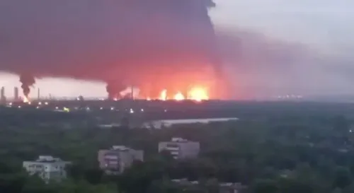 تظهر الصورة حريقاً كبيراً في منشأة صناعية، مع تصاعد الدخان الكثيف واللهب، مما يعكس تصاعد التوترات الإقليمية في ظل الحرب الروسية الأوكرانية.