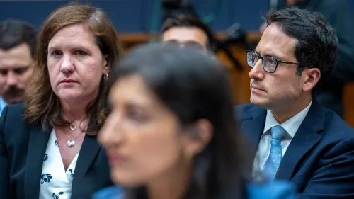 صورة لمفوضي لجنة التجارة الفيدرالية، حيث يظهران بيدويا وسلوتر خلال جلسة استماع، مع تعبيرات جادة تعكس التوتر بعد إقالتهما.