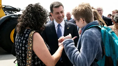 بوتيجيج يتفاعل مع مجموعة من الأشخاص خلال حدث في ولاية أيوا، حيث يركز على قضايا قدامى المحاربين وتأثير سياسات ترامب.