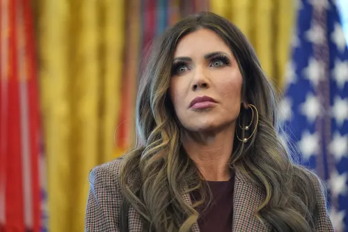 تظهر وزيرة الأمن الداخلي كريستي نويم أثناء حديثها عن توصيات حظر السفر الجديدة التي تشمل زيادة عدد الدول المدرجة في القائمة.