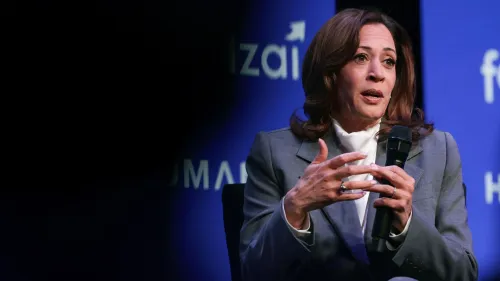 كامالا هاريس تتحدث في حدث عام، معبرة عن دعمها لتمكين النساء في السياسة، في سياق خطابها حول التحديات السياسية الحالية.