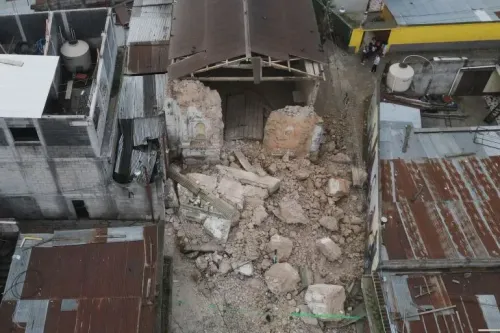 دمار واسع في مبنى بعد زلزال غواتيمالا، مع أنقاض تتناثر حوله، مما يعكس تأثير الكارثة على المجتمع المحلي.