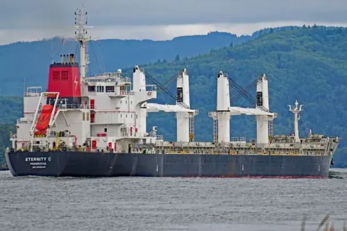 سفينة الشحن "Eternity C" ترفع علم ليبيريا وتظهر في البحر الأحمر، تعرضت لأضرار جسيمة بعد هجوم الحوثيين، مما أسفر عن مقتل ثلاثة بحارة.