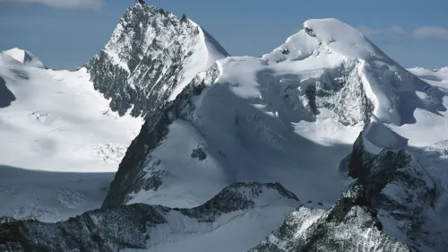 منظر لجبل ريمبفيشهورن المغطى بالثلوج، حيث تم العثور على جثث خمسة متزلجين بالقرب من النهر الجليدي.