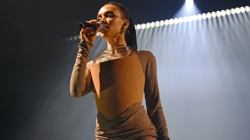 FKA Twigs تؤدي على المسرح، مرتدية ملابس فنية، تعبر عن مشاعرها بعد إلغاء عروضها بسبب مشاكل التأشيرة.