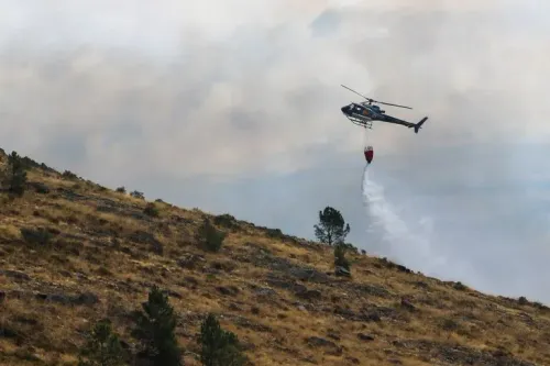 مروحية تابعة لفرق الإطفاء تسكب المياه على حرائق الغابات في إسبانيا، حيث تكافح البلاد لمواجهة الحرائق المدمرة.