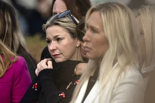 نساء يتذكرن تجاربهن المؤلمة مع جيفري إبشتاين، يعبرن عن مشاعر الحزن والصدمة خلال حديثهن عن ذكريات الماضي.