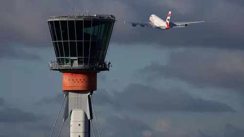تعرض برج المراقبة في مطار بريطاني لطائرة تابعة للخطوط الجوية البريطانية أثناء الإقلاع، مع ظهور سحب في السماء.