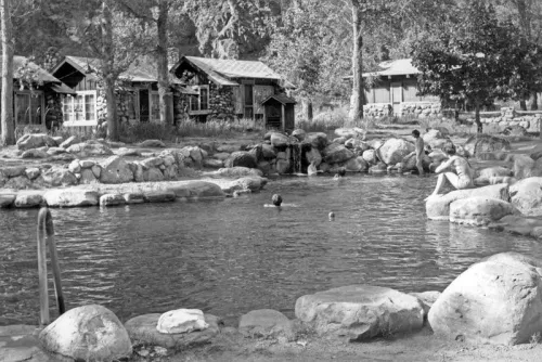 مسبح طبيعي في Phantom Ranch بوادي Grand Canyon يظهر أكواخ حجرية وأشخاص يستمتعون بالمياه قبل فيضان أغسطس 2025 المدمر.
