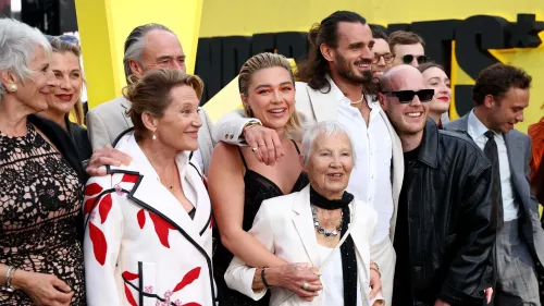 فلورنس بوغ تحتفل مع عائلتها في عرض فيلم "Thunderbolts*" مع جدتها بات، التي تستمتع بالأضواء وتظهر حماسها.