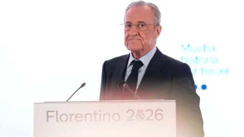 فلورنتينو بيريز رئيس ريال مدريد يتحدث في مؤتمر انتخابي لعام 2026 وسط تكهنات انتقال مايكل أوليس بقيمة قياسية.