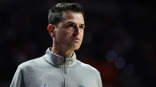 تمسك المدرب تود غولدن بملابسه الرياضية، ينظر بتعب إلى الأمام في أجواء كرة السلة، وسط تحقيقات تحيط بقضايا الاستغلال والتحرش.