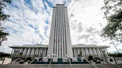 مبنى المجلس التشريعي لولاية فلوريدا يظهر في الصورة، مع سماء ملبدة بالغيوم وحدائق حوله، في سياق مناقشة قوانين عمالة الأطفال.