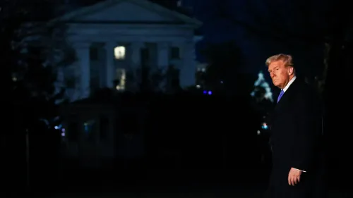 ترامب يسير أمام البيت الأبيض في الليل، مع التركيز على تعبير وجهه الجاد، في سياق دعوى التشهير ضد مجلس بوليتزر.