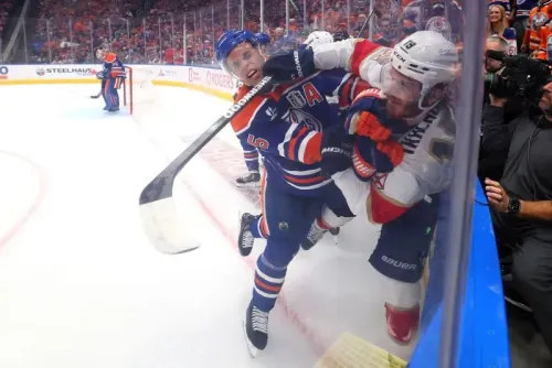 اشتباك قوي بين لاعبي فريق إدمونتون أويلرز وفلوريدا بانثرز خلال مباراة نهائي كأس ستانلي، مع حماس الجمهور في الخلفية.