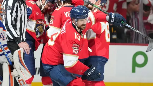 فريق فلوريدا بانثرز يحتفل بفوزه بكأس ستانلي بعد انتصاره على إدمونتون أويلرز، مع تألق سام رينهارت الذي سجل ثلاثية في المباراة.