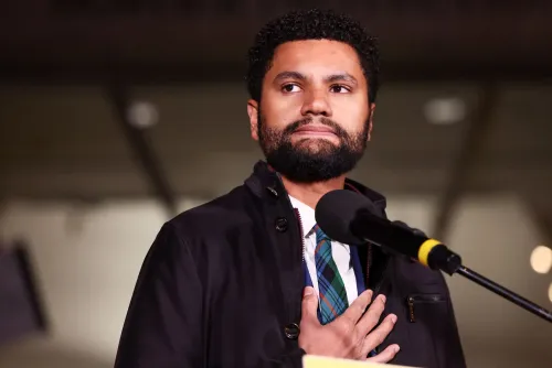 النائب ماكسويل فروست يتحدث في مهرجان صندانس، معبرًا عن امتنانه للأمن بعد تعرضه للاعتداء أثناء الحدث.