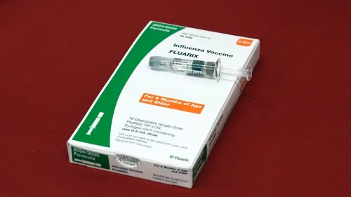 عبوة لقاح الإنفلونزا FLUARIX مع حقنة، تظهر التحذيرات والتوجيهات لاستخدام اللقاح للأطفال من عمر 6 أشهر وما فوق.