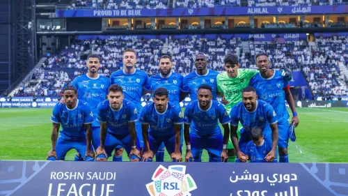 لاعبو الهلال يتجمعون في ملعب بريدة قبل مباراة دوري روشن السعودية، في سياق مواجهة هتافات مسيئة ضد روبن نيفيس.