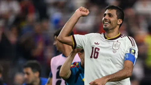 رودري يحتفل بفوز إسبانيا وتأهلها إلى نهائي كأس العالم، مع التركيز على دوره المحوري في وسط الملعب.