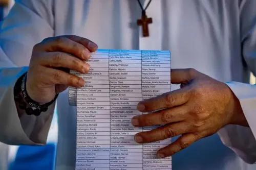 قائمة بأسماء ضحايا "الحرب على المخدرات" في الفلبين، يحملها شخص يرتدي صليبًا، تعبيرًا عن الحزن والمطالبة بالعدالة.