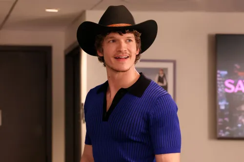 كونور ستوري مبتسم ويرتدي قبعة رعاة البقر وقميص أزرق، يستعد للظهور في برنامج "Saturday Night Live"، حيث سيقدم مهاراته في التمثيل.