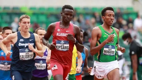 إليود كيبسانج، عداء من ألاباما يرتدي زي الفريق، يتنافس في سباق 1500 متر وسط مجموعة من الرياضيين الآخرين في بطولة ألعاب القوى.