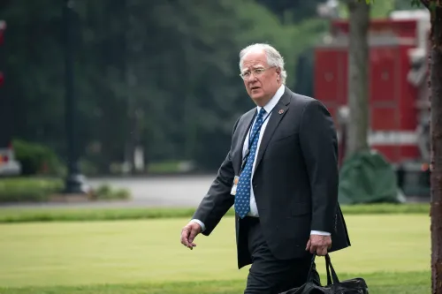 مايك دونيلون، كبير مستشاري بايدن السابق، يسير في حديقة البيت الأبيض، وسط تقارير عن شهادته أمام لجنة الرقابة حول صحة بايدن.