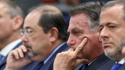 الرئيس البرازيلي السابق جايير بولسونارو يجلس في المحكمة خلال جلسة تتعلق بتهم مؤامرة انقلاب مزعومة، مع وجود متهمين آخرين بجانبه.