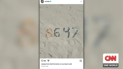 تشكيل من الأصداف على الرمال يظهر الأرقام "86 47"، مرتبطًا برسالة سياسية حول ترامب، مما أثار تحقيقًا من قبل الخدمة السرية.