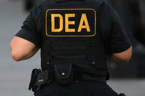 عميل سابق في وكالة مكافحة المخدرات يرتدي سترة تحمل شعار DEA، متورط في قضايا تهريب المخدرات وغسل الأموال لصالح كارتل مكسيكي.