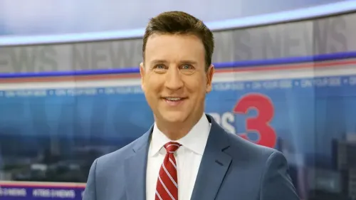 مذيع أخبار سابق مبتسم في استوديو، يرتدي بدلة رسمية، ويظهر خلفه شعار قناة KTBS، في سياق دعوى تشهير ضد محطة منافسة.