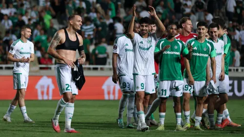 لاعبو Omonia Nicosia يحتفلون بانتصارهم التاريخي 1-0 على Celta Vigo في افتتاح دوري أوروبا وسط فرحة الجماهير.