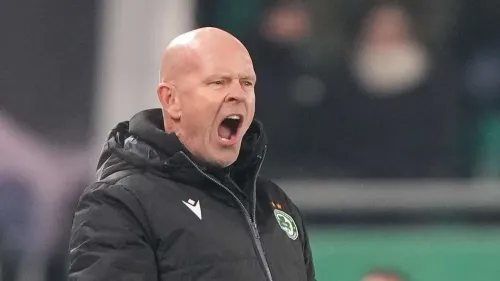 المدرب هينينغ بيرغ يصرخ بحماس أثناء مباراة أومونيا نيقوسيا في دوري أوروبا، معبرًا عن فرحة الفوز التاريخي.