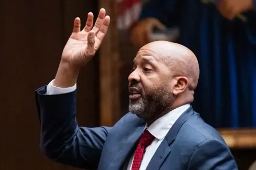 محامي الدفاع يتحدث في المحكمة، مع رفع يده للتعبير عن نقطة. تعكس المحاكمة القضايا المتعلقة بالشرطة والحقوق المدنية.