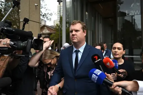 كريستيان وايت، ضابط الشرطة السابق، يخرج من المحكمة وسط تجمع إعلامي، بعد حكمه في قضية صعق امرأة مسنّة.