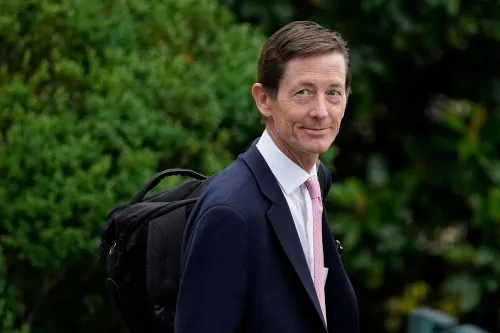 بروس ريد، نائب كبير موظفي البيت الأبيض السابق، يغادر مبنى البيت الأبيض استعدادًا لمقابلة في تحقيق حول إدارة بايدن.