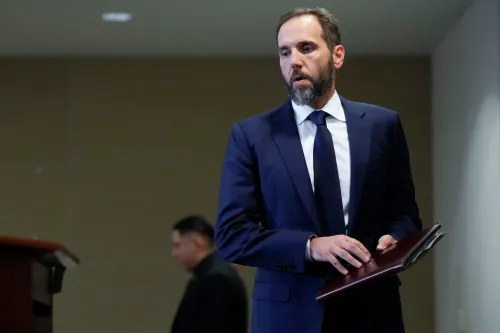 المستشار الخاص السابق جاك سميث يتحدث خلال مؤتمر صحفي، مع التركيز على تحقيقاته ضد الرئيس ترامب.