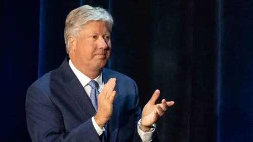 قس سابق يتلقى التصفيق خلال حدث رسمي، في سياق اتهامات بالاعتداء الجنسي على الأطفال في أوكلاهوما.