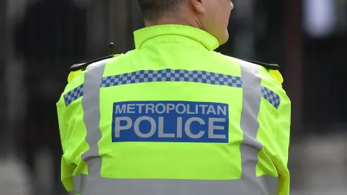 شرطي من شرطة العاصمة البريطانية يرتدي سترة عاكسة تحمل شعار "شرطة العاصمة"، في إطار التحقيقات المتعلقة بمخطط إرهابي.