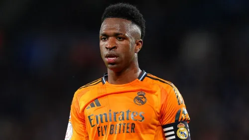 فينيسيوس جونيور، لاعب ريال مدريد، يظهر بتعبير جاد أثناء مباراة، في سياق حديث عن قضايا كراهية تتعلق به.