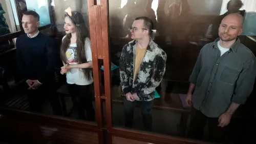 حكم على أربعة صحفيين مرتبطين بالمعارض الروسي الراحل أليكسي نافالني بالسجن بتهمة العمل لصالح منظمة محظورة، مما يعكس القمع المتزايد للصحافة في روسيا.