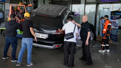 حادث مروع في مطار مانيلا الدولي حيث اصطدمت سيارة دفع رباعي بسياج المطار، مما أدى إلى إصابة شخصين.