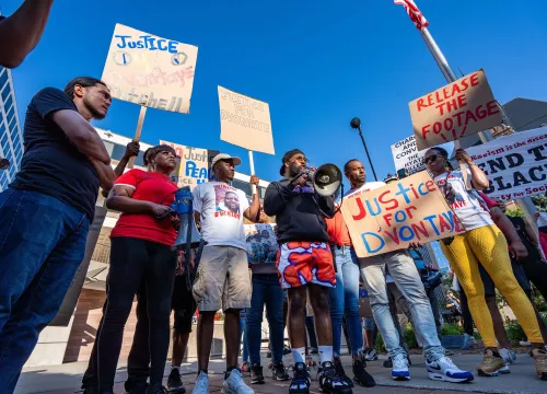 تجمع محتجون في ميلووكي للمطالبة بالعدالة لدي فونتاي ميتشل، حاملين لافتات تدعو للإفراج عن الفيديو وتندد بالعنصرية.