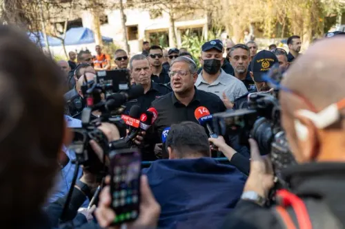 وزير الأمن القومي الإسرائيلي إيتمار بن غفير يتحدث أمام حشد من الصحفيين، وسط أجواء مشحونة بعد قرار فرنسا منعه من دخول أراضيها.