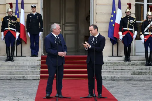 تعيين سيباستيان ليكورنو رئيسًا للوزراء في فرنسا بحضور حراس رسميين، وسط اضطرابات شعبية ضد الحكومة.