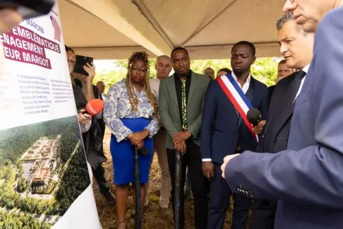 اجتماع لوزير العدل الفرنسي جيرالد دارمانين مع مسؤولين ومواطنين في غويانا الفرنسية، لمناقشة إنشاء سجن جديد شديد الحراسة.